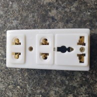 Ổ cắm điện 3 lỗ HiNoki, có kẹp giữ chân đồng