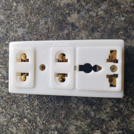 Ổ cắm điện 3 lỗ HiNoki, có kẹp giữ chân đồng